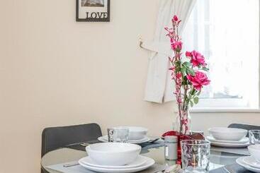 Mpl Apartments   Woodside House By Harry Potter Studios