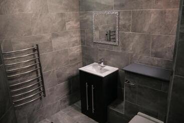 New Oxford House Apartments By Happy Days