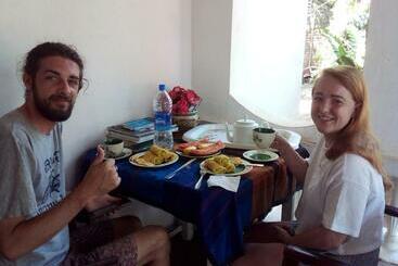 پانسیون A . Piumi Tours & Guest House