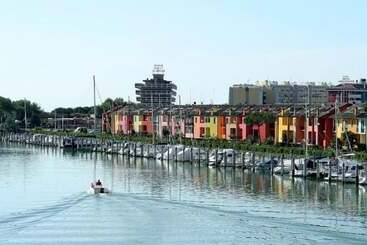 آپارتمانهای توریستها Central Flat, 130m From The Beach With Shared Pool