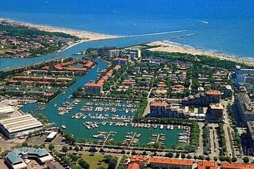 Central Flat, 130m From The Beach With Shared Pool