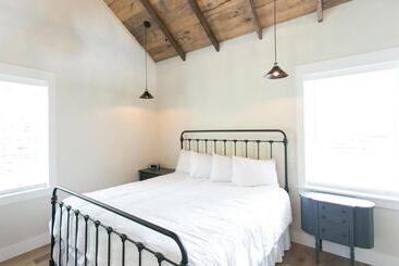 בית מלון כפרי Farmhouse Suites By Amish Country Lodging