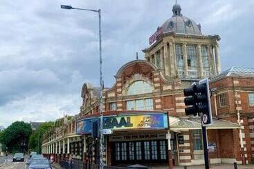 Apartments Near The Sea With Free Parking Southend On Sea