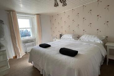 تختخواب و صبحانه Forty Five, John Street, Stromness