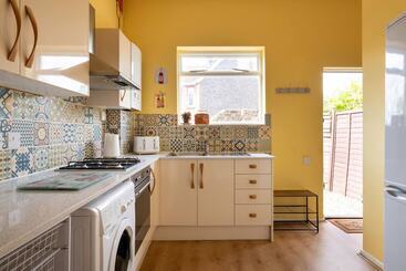Bright And Beautiful City Cottage With Courtyard