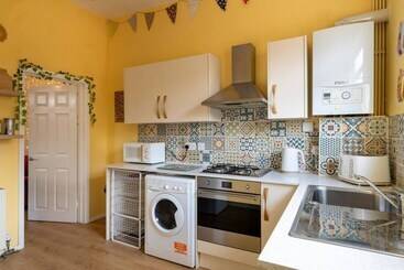 Bright And Beautiful City Cottage With Courtyard