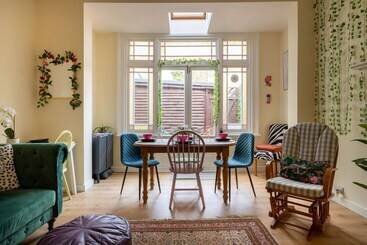 Bright And Beautiful City Cottage With Courtyard