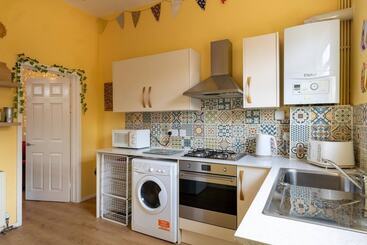 Bright And Beautiful City Cottage With Courtyard