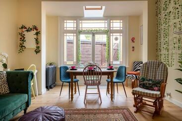 Bright And Beautiful City Cottage With Courtyard