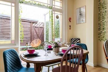 Bright And Beautiful City Cottage With Courtyard