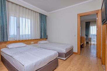 Lake River Side Hotel Spa