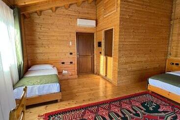 هتل Wooden House