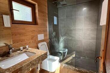 هتل Wooden House