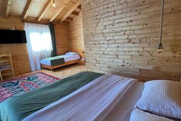 هتل Wooden House
