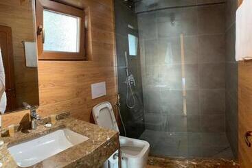 هتل Wooden House