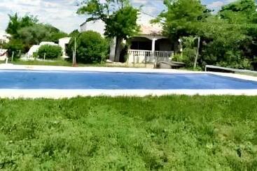 Villa Spacieuse A Aimargues Avec Piscine Privee
