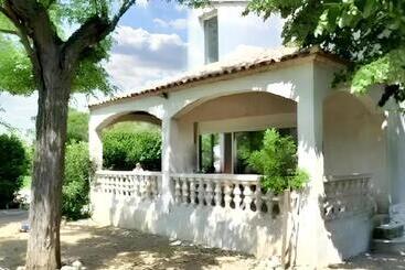 Villa Spacieuse A Aimargues Avec Piscine Privee