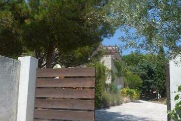 تختخواب و صبحانه Chez Nous Cassis
