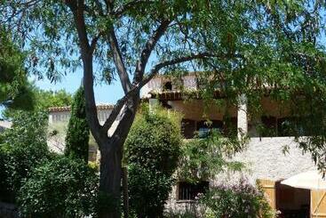 تختخواب و صبحانه Chez Nous Cassis