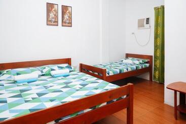 هتل C Star Travellers Inn