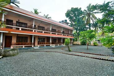 هتل Coco Beach Resort
