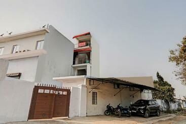 هتل Oyo 86040 Ss Palace
