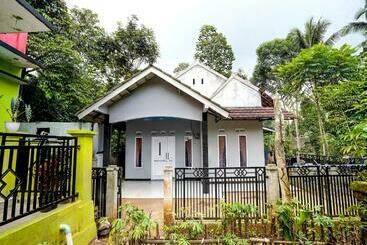 هتل Oyo Homes 90918 Eco Tourism Geopark Gunung Masigit Homestay Syariah