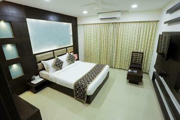 Greens Suite   Business Class Hotel   Opposite Ripon Building