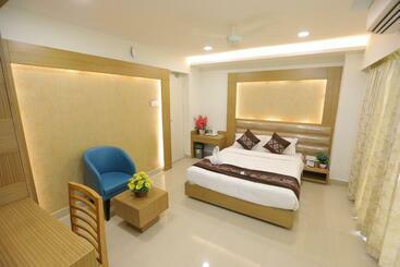 Greens Suite   Business Class Hotel   Opposite Ripon Building