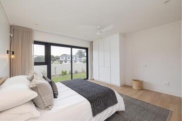 Sunset Villa   Brand New Home 200m From The Beach