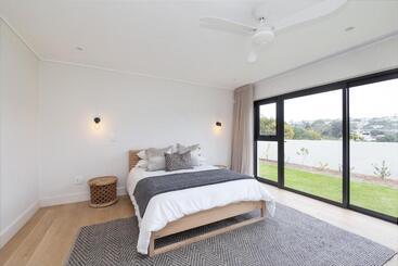 Sunset Villa Brand New Home 200m From The Beach