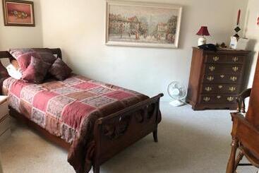 3 En Suite Bedrooms!! Spacious 2 Story Townhome With Pool And Spa + 2 Car Garage