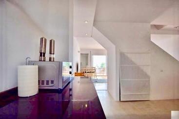 Beautiful Renovated Beach House With Panoramic Seaviews
