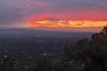 Earthship Retreat + 2 Spas + Incredible Views