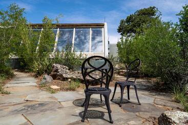 Earthship Retreat + 2 Spas + Incredible Views