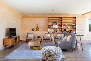 Earthship Retreat + 2 Spas + Incredible Views