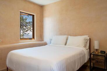 Earthship Retreat + 2 Spas + Incredible Views