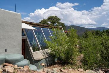 Earthship Retreat + 2 Spas + Incredible Views