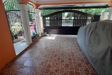 Hermosa Casa Urbanización Jardines Del Norte