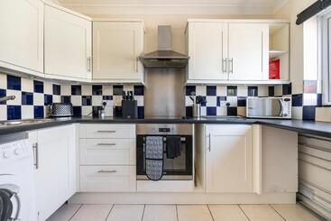 Onyx Bay   Whole Apartment   Wifi   Beach   2 Bed   Broadstairs Town