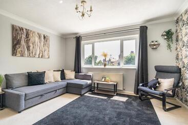 Onyx Bay   Whole Apartment   Wifi   Beach   2 Bed   Broadstairs Town