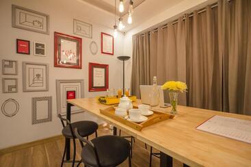 هتل Townhouse 801 The Circle