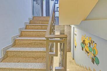 هتل Townhouse 801 The Circle