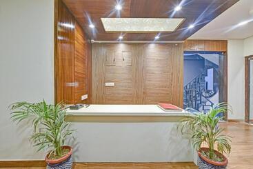 هتل Townhouse 801 The Circle
