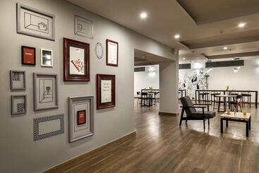 هتل Townhouse 801 The Circle