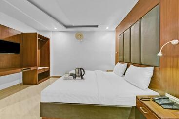 هتل Townhouse 801 The Circle