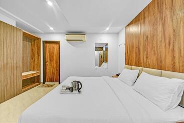 هتل Townhouse 801 The Circle