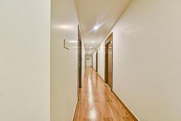 هتل Townhouse 801 The Circle