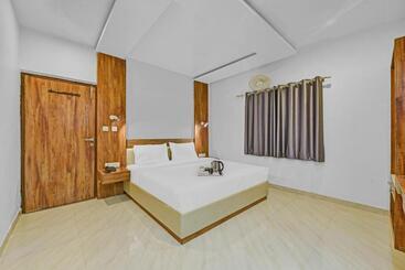 هتل Townhouse 801 The Circle