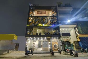 هتل Townhouse 801 The Circle
